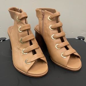 Woman’s Gianni Bini leather Heels size 7m